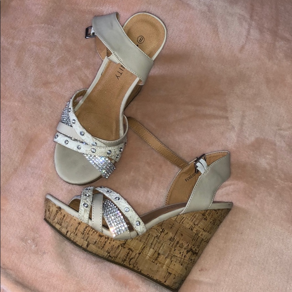 Wedges Vanity - Picture 2 of 4